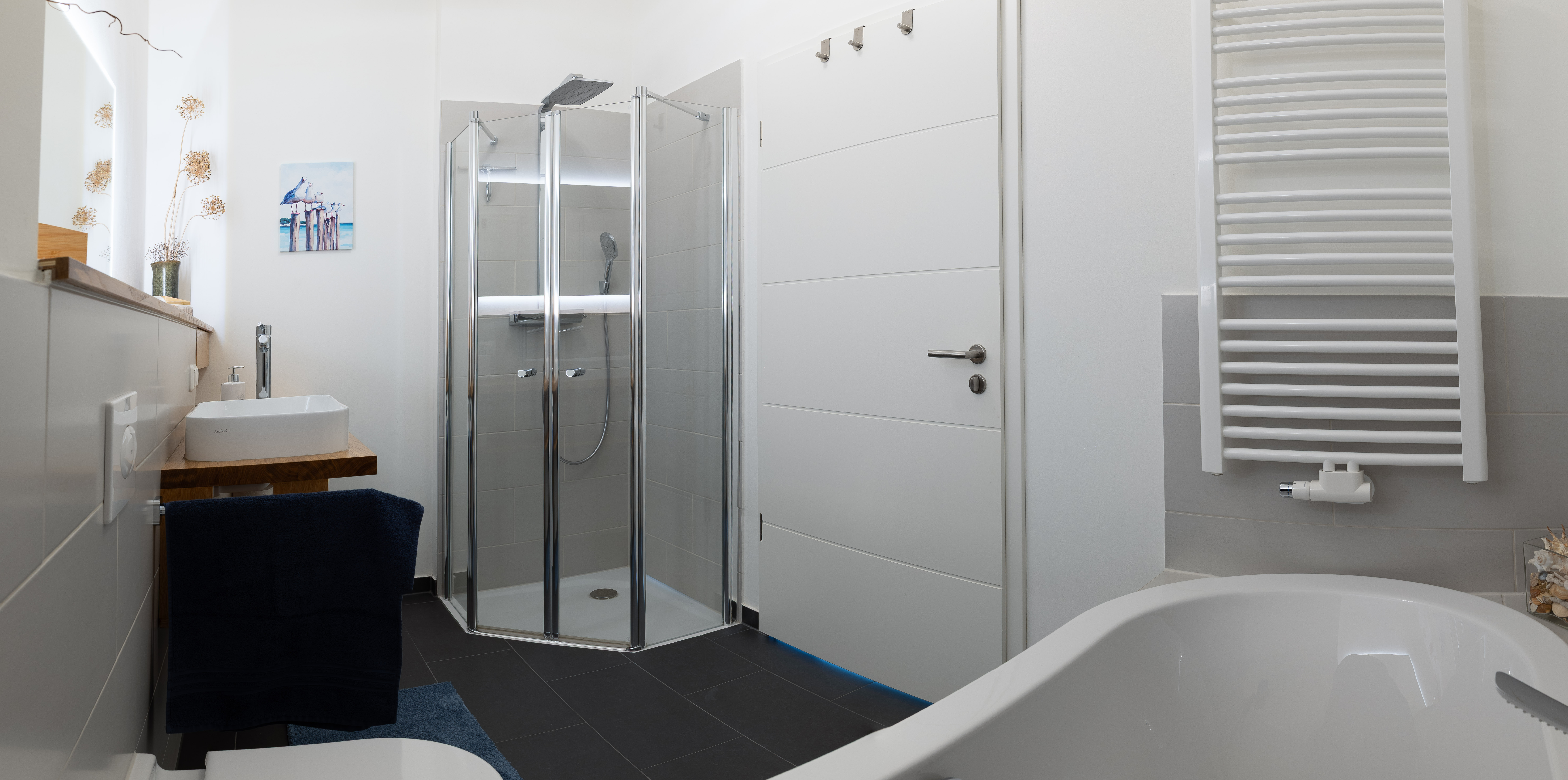 Elegant bathroom with modern finishes